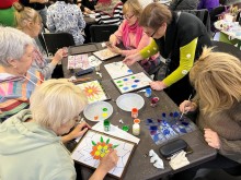 Учасники створюють картини власними руками