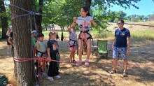 Група дітей у спорядженні для пішохідного туризму разом з інструктором під час літніх активностей «Туризм крокує Україною» на природі.