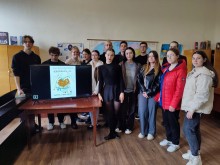 Група молоді біля банера про безбар'єрність