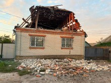 Зруйнована покрівля будинку після ворожого обстрілу