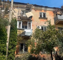 Пошкоджений будинок після ворожого обстрілу