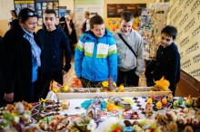 Глядачі на виставці в Холмківській громаді