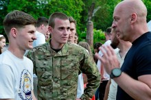 Голова та заступник молодіжної ради при Донецькій обласній державній адміністрації  спілкуються з Вадимом Філашкіним