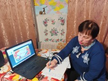 Учасник акції пише диктант перед екраном ноутбука