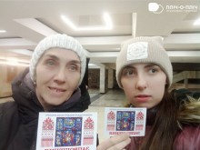 Жінка з донькою тримають квитки на виставу