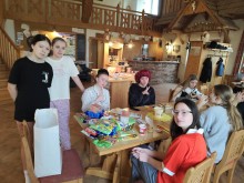 Учні Северської громади у знаменитій шоколадній фабрці Йозефа Зоттера у Штирії, сидять за столом.