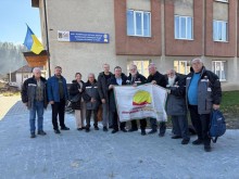 Спільне фото представників громад. Попереду тримають прапор міжнародної організації.