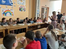 Інструктор пояснює дітям особливості створення поробок.