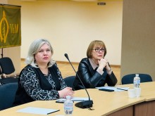 Очільниця Покровського відділу культури Олена Олехнович за столом засідань