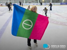 Молода жінка на ковзанках з прапором міста Бахмут.