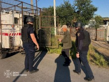 Рятувальники супроводжують чоловіка літнього віку до евакомобіля