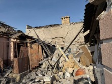 Зруйнований будинок після ворожого обстрілу