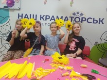 У хабі «Наш Краматорськ» у Дніпрі діти на майстер – класі «Під сонцем Конституції» виготовляли яскраві магніти у вигляді соняшника