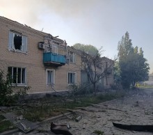 Зруйнована двоповерхівка після ворожого обстрілу.