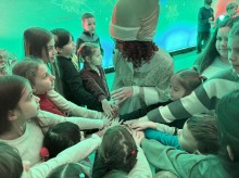 Діти склали долоні разом у веселій грі