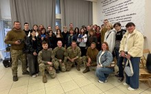 Спільне фото студентів маріупольських коледжів та військових після тренінгу у межах проєкту «Наша Донеччина. Наш дім. Наша фортеця».