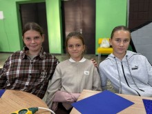 Учасники майстер-класу створюють обереги для захисників