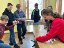 Діти розкладають листи паперу з літерами