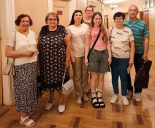 Переселенці з Бахмутського району, що мешкають у Вінниці, відвідали Вінницький академічний музично-драматичний театр ім. М Садовського, де переглянули виставу «Професія - синьйор з вищого світу».