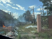 Зруйноване подвір'я та вогонь після ворожого обстрілу