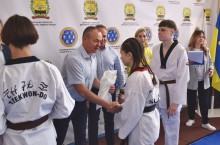 Заступник голови Донецької облдержадміністрації Ігор Бойко нагороджує спортсменів з тхеквондо