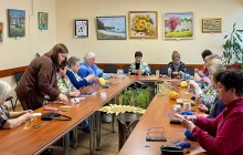 Учасники заходу створюють обереги з жовто-синіх ниток