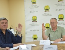 Учасники наради,голосують за призначення критично важливих підприємств