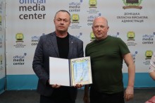 Щира посмішка на обличчі працівника типографії, при отриманні подяки від заступника голови Донеччини Ігоря Бойка.