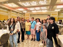 Делегація з Донецької області, зокрема молодь та представники місцевої влади.
