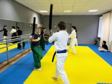 Спортсмени відпрацьовують техніку бою. Дія у спортивному залі.