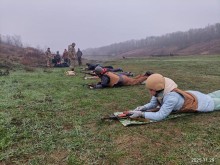 Слухачі займають позиції для виконання вправ зі стрільби на полігоні. Учасники готуються до практичного відпрацювання навичок, зосереджено виконуючи інструкції інструкторів