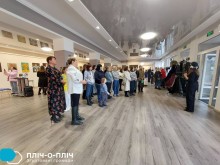 Група переселенців у картинній галереї, уважно слухають розповідь про представлені експонати.