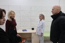 Голова Донецької облдержадміністрації Вадим Філашкін спілкується з медичним персоналом.