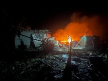 Зруйнований будинок та пожежа на місці обстрілу