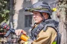 Рятувальник зі шлангом для тушіння пожежі.