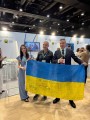 Представники Бахмутської громади на конференції з відновлення України у Римі стоять з державним прапором.