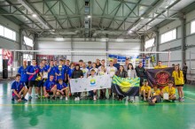 Спільне фото учасників турніру з прапорами Очеретинської громади та Донеччини