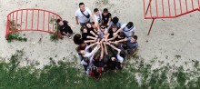 Діти на спортивному майданчику зібрались в коло