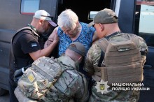 Поліцейські допомагають жінці вийти з автівки