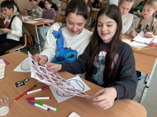 Дівчатка обирають дизайн для акплікаціі у рамках екологічної акції "Сортуй і твори"