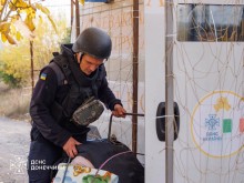 Рятувальник заносить дитячий візок у евакомобіль