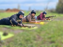 Учасниці навчання відпрацьовує практичні навички з вогнепальною зброєю