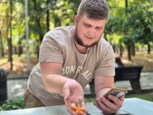 Чоловік грає в кості