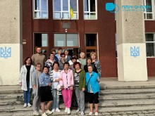 Спільне фото переселенців з Донеччини біля входу до Народного дому.