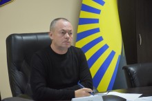 Заступник голови Донеччини Ігор Бойко на робочій нараді. Позаду прапор Донеччини.