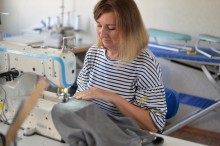 Вікторія Калініна – майстриня з пошиття одягу, за роботою