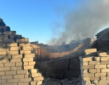 Зруйнована стіна будинку, знищеного ворожим обстрілом.