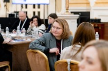 Учасники конференції за столами в робочих підгрупах