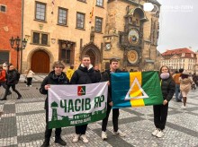 Діти з Часовоярської та Кременчуцької громад тримають прапори громад на площі у французькому місті