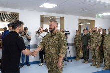 Президент України вітає і тисне руку військовому медику.